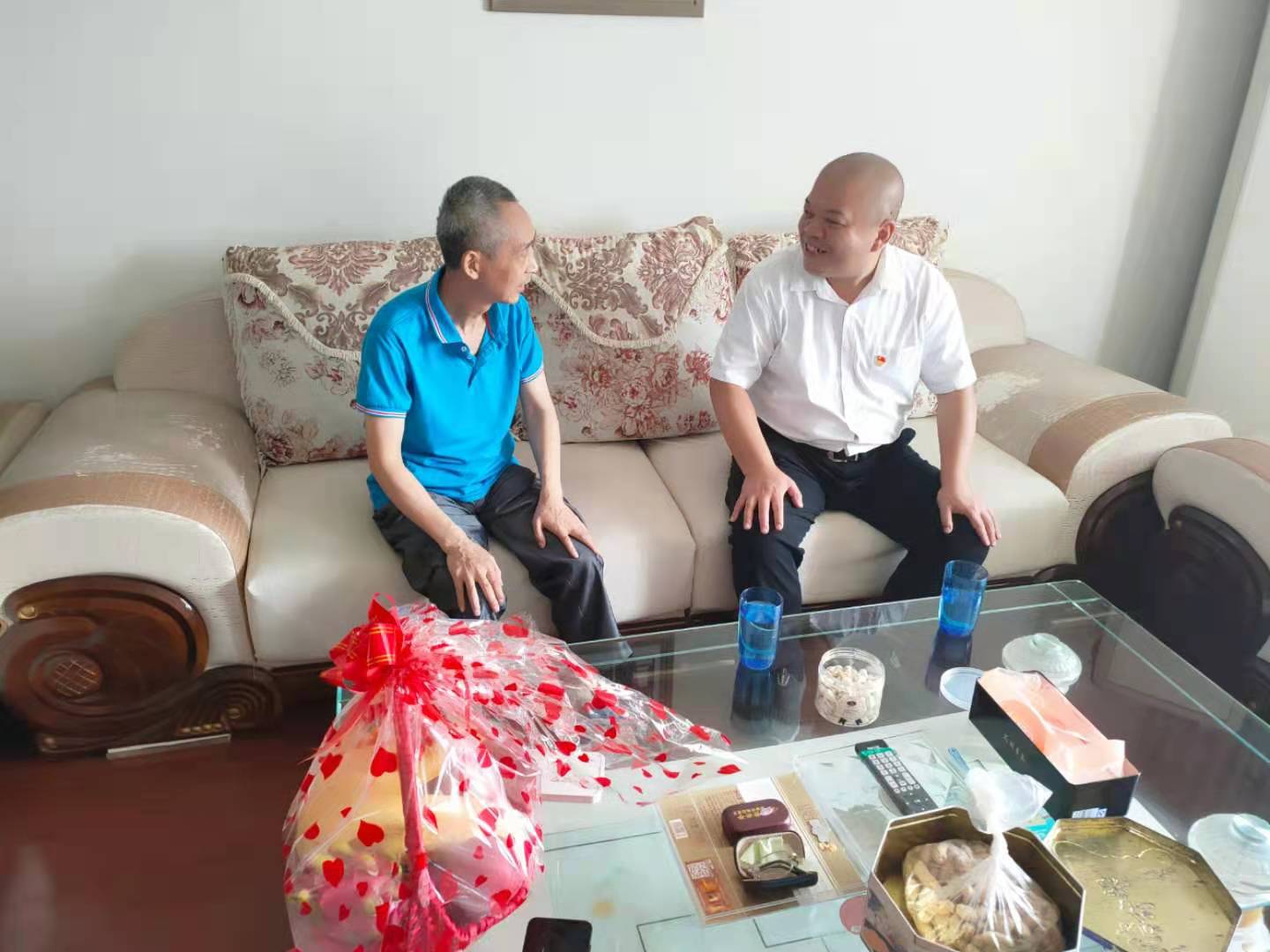 慰问刘文明.jpg
