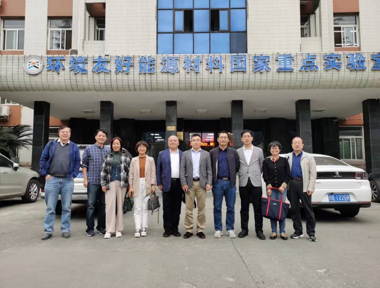 一群人站在建筑前描述已自动生成